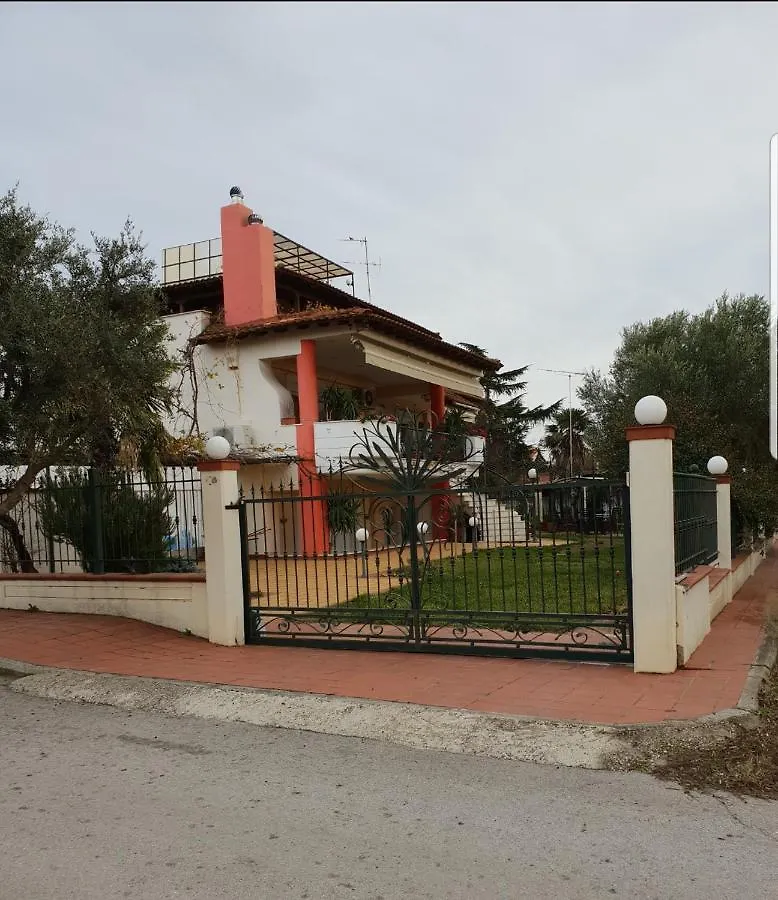 Artistic Comfy Apt +Exotic Garden Apartment Nea Michaniona 0*,  Greece